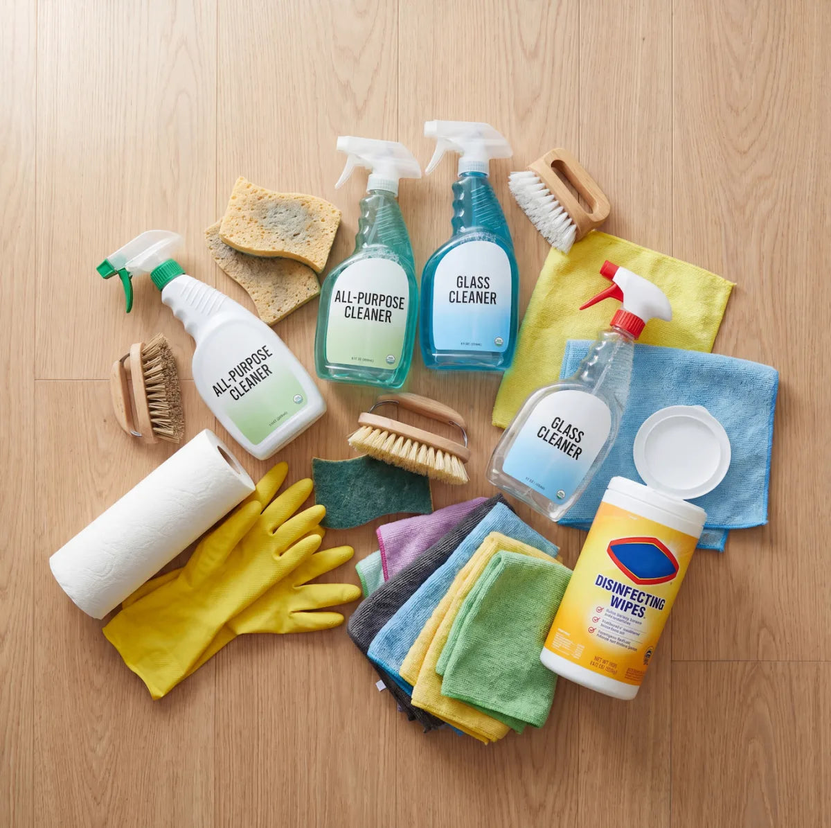 Sprays, brosses et chiffons utilisés pour le ménage